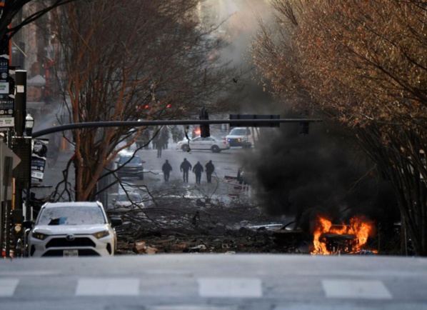 ETATS-UNIS : Une explosion impressionnante dans le centre de Nashville fait trois blessés ETATS-UNIS : Une explosion impressionnante dans le centre de Nashville fait trois blessés