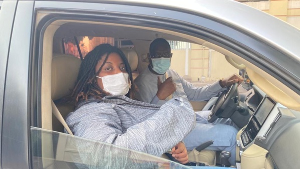 Il conduit sa voiture en ville : Macky ‘’accélère’’ sa communication !