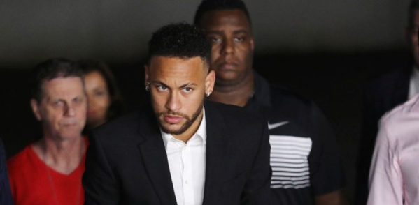 Neymar dément l'organisation d'un " méga-réveillon " Neymar dément l'organisation d'un " méga-réveillon "