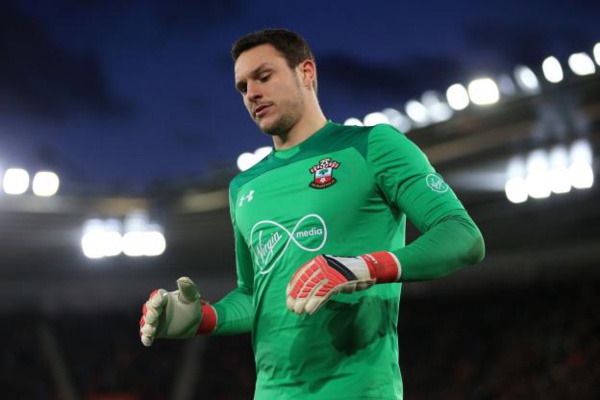 Le gardien de Southampton McCarthy est testé positif au COVID-19