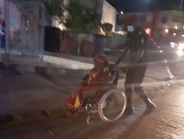 Couvre-feu: Ce rare geste d’un policier qui aide une femme handicapée Couvre-feu: Ce rare geste d’un policier qui aide une femme handicapée