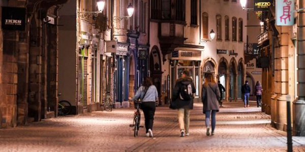 Covid-19 en France: l'instauration d'un couvre-feu national à 18h confirmée