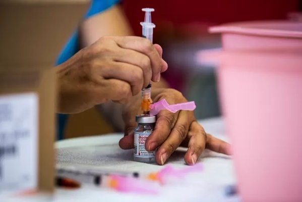 Plus de 330.000 doses du vaccin Moderna retirées en Californie après des réactions allergiques graves