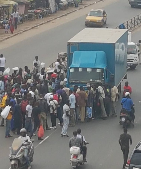 Yoff: Un camion de poisson s’écrase sur un individu Yoff: Un camion de poisson s’écrase sur un individu