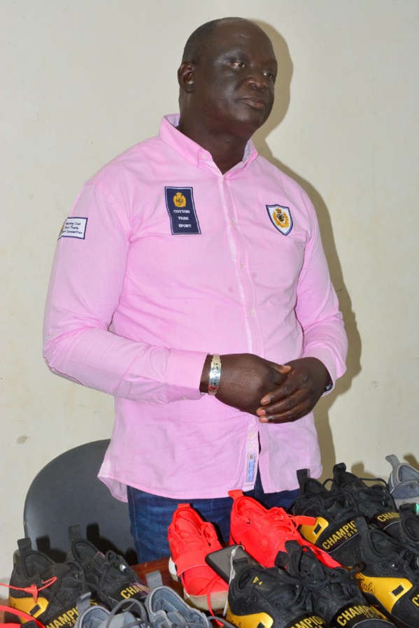 Apres les équipes de football du Sud, le président Seydou Sané équipe l’équipe féminine de CEMT basketball Apres les équipes de football du Sud, le président Seydou Sané équipe l’équipe féminine de CEMT basketball