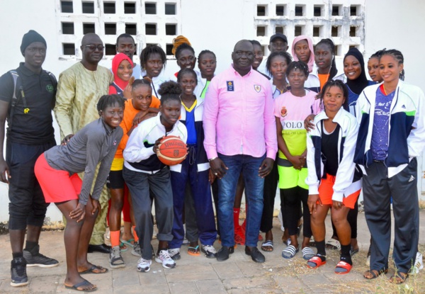 Apres les équipes de football du Sud, le président Seydou Sané équipe l’équipe féminine de CEMT basketball 