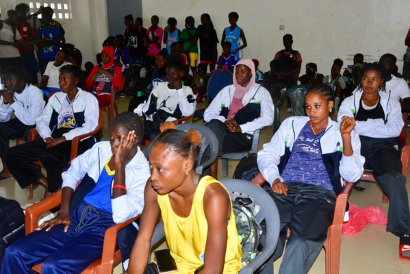 Apres les équipes de football du Sud, le président Seydou Sané équipe l’équipe féminine de CEMT basketball Apres les équipes de football du Sud, le président Seydou Sané équipe l’équipe féminine de CEMT basketball