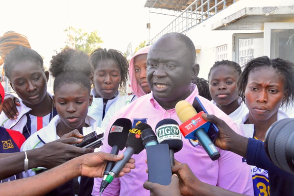 Apres les équipes de football du Sud, le président Seydou Sané équipe l’équipe féminine de CEMT basketball Apres les équipes de football du Sud, le président Seydou Sané équipe l’équipe féminine de CEMT basketball