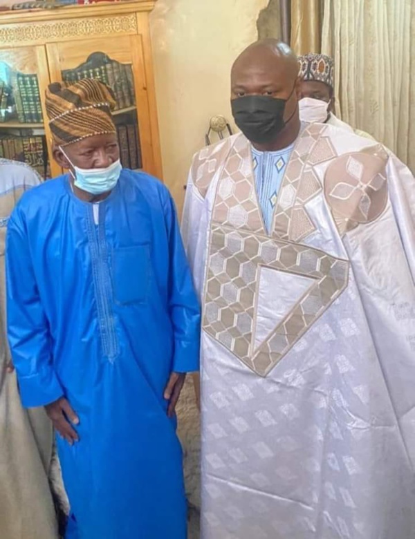 Le Khalif général de Médina Baye décore Guy Marius Sagna Le Khalif général de Médina Baye décore Guy Marius Sagna