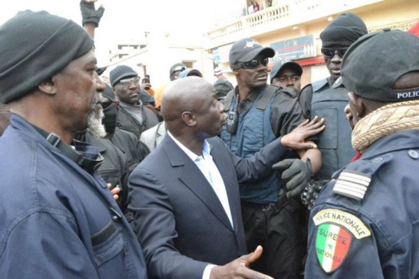 Policiers et Gendarmes "se bagarrent " pour garder Idrissa Seck Policiers et Gendarmes "se bagarrent " pour garder Idrissa Seck