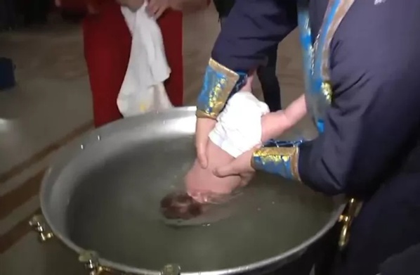 Un bébé de 6 semaines meurt après son baptême dans une église orthodoxe roumaine