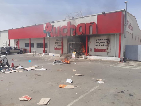 Liberte6: Des Manifestants incendient le magasin Auchan et les 2 voix Liberte6: Des Manifestants incendient le magasin Auchan et les 2 voix