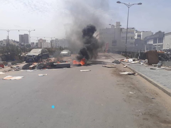 Liberte6: Des Manifestants incendient le magasin Auchan et les 2 voix Liberte6: Des Manifestants incendient le magasin Auchan et les 2 voix