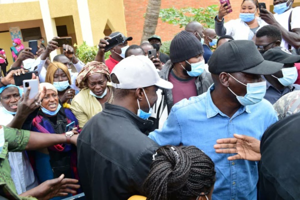 Ousmane Sonko à l’hôpital Idrissa Pouye de Grand Yoff Ousmane Sonko à l’hôpital Idrissa Pouye de Grand Yoff