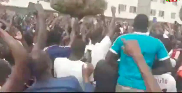 UCAD: Ousmane Sonko accueilli par une foule immense