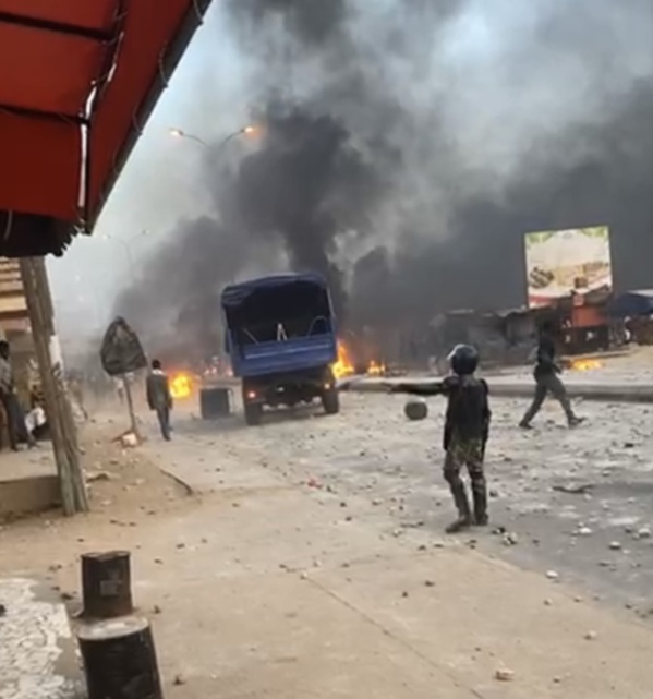 URGENT : Un autre manifestant tué à Yeumbeul URGENT : Un autre manifestant tué à Yeumbeul