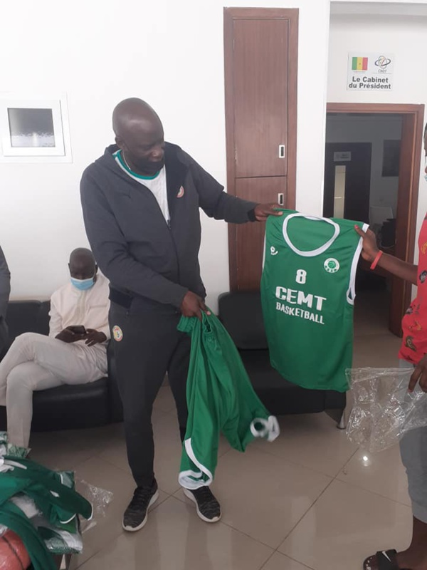 Ziguinchor : Le président Benoit Sambou équipe "CEMT Basket Club" Ziguinchor : Le président Benoit Sambou équipe "CEMT Basket Club"