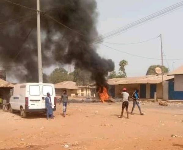 GAMBIE : un mort dans les violents affrontements entre pêcheurs sénégalais et autochtones (Photos) GAMBIE : un mort dans les violents affrontements entre pêcheurs sénégalais et autochtones (Photos)