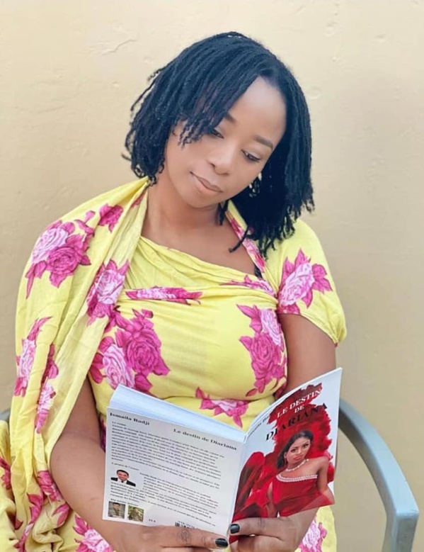 Adiouza et le livre « le destin de Diariana » Adiouza et le livre « le destin de Diariana »