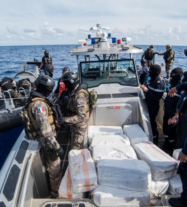Piégés par La Marine, les trafiquants jettent la drogue en mer Piégés par La Marine, les trafiquants jettent la drogue en mer