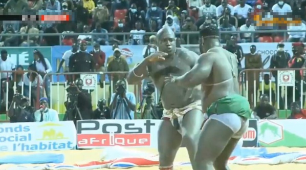 Lutte avec frappe: Lac 2 bat Eumeu Sène Lutte avec frappe: Lac 2 bat Eumeu Sène