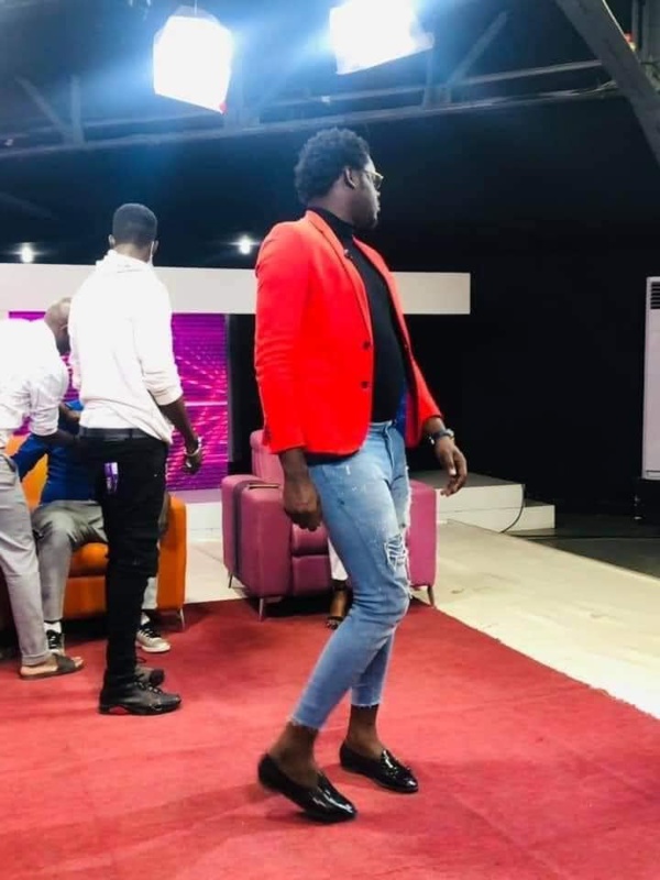 Oumaro de la 2STV : Sa tenue suscite une grosse polémique Oumaro de la 2STV : Sa tenue suscite une grosse polémique