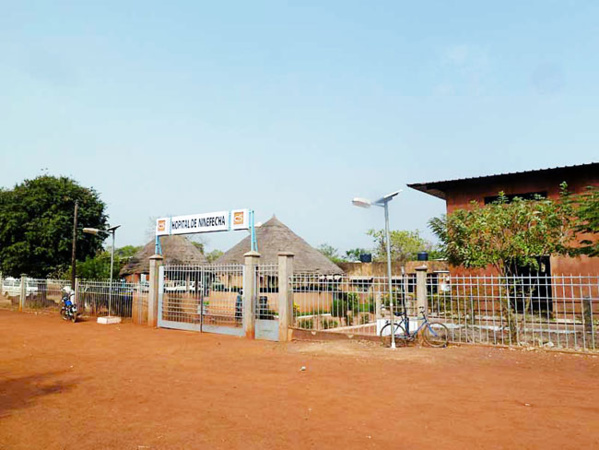 Hôpital de Ninéfécha, le bijou des Wade : Des habitations vétustes, des véhicules en panne..."