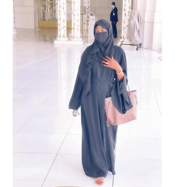 Queen Biz visite une mosquée avec cette tenue et recolte des critiques (Photos) Queen Biz visite une mosquée avec cette tenue et recolte des critiques (Photos)