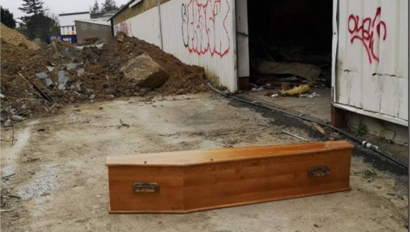 Touba : Un cercueil abandonné en pleine rue suscite la panique