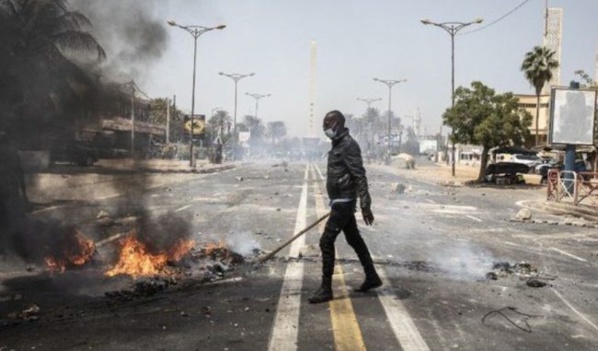 Dernière minute : Violents affrontements entre policiers et étudiants devant L’UCAD