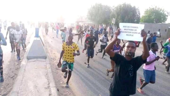 TCHAD: De violentes manifestations à N'djamena pour la dissolution de la junte 