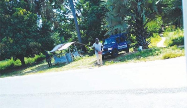 Litige foncier à Kanténe : La gendarmerie empêche les journaliste de couvrir la manifestation.. Litige foncier à Kanténe : La gendarmerie empêche les journaliste de couvrir la manifestation..