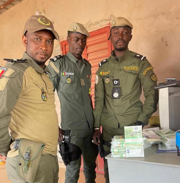 Kaolack : Des faux billets de100 € et 200 € saisis Kaolack : Des faux billets de100 € et 200 € saisis