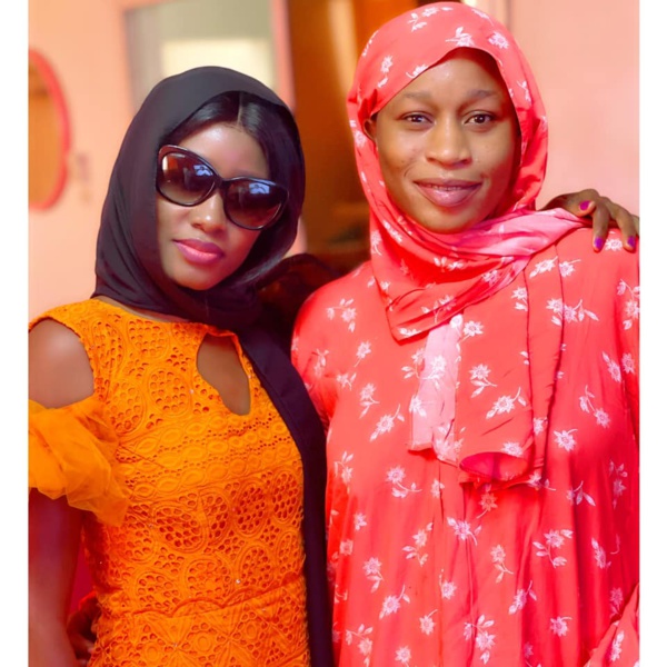 Présentations de Condoléances: Queen Biz chez Aida Samb Présentations de Condoléances: Queen Biz chez Aida Samb