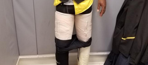 Ziguinchor: Un dealer pris avec un KG de la drogue scotchée sur ses jambes Ziguinchor: Un dealer pris avec un KG de la drogue scotchée sur ses jambes