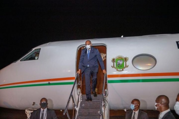 Le Premier Ministre Ivoirien à sa descente d’avion : "Je suis revenu en pleine forme..." Le Premier Ministre Ivoirien à sa descente d’avion : "Je suis revenu en pleine forme..."