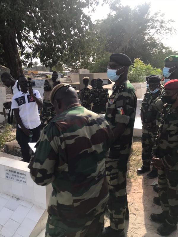 Le CEMGA visite les tombes des militaires disparus à Babonda (1995) et Mandina Mancagne(1997) Le CEMGA visite les tombes des militaires disparus à Babonda (1995) et Mandina Mancagne(1997)