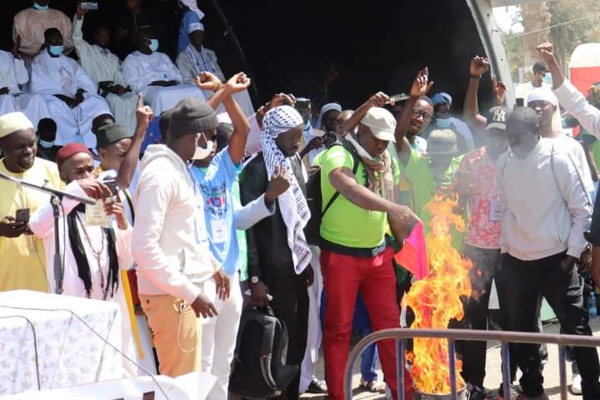 Lutte contre l'homosexualité : Le drapeau LGBT brulé au Sénégal Lutte contre l'homosexualité : Le drapeau LGBT brulé au Sénégal