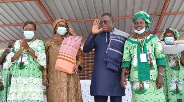 Ziguinchor : Les femmes catholiques "décorent" Abdoulaye Baldé