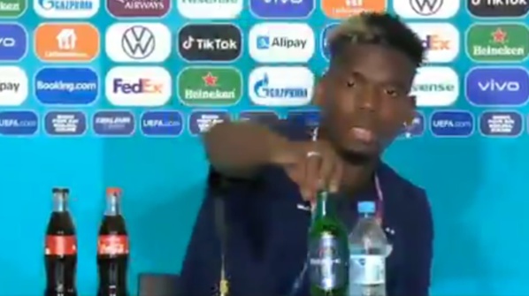 Pogba retire une bouteille de bière avant sa conf. de presse Pogba retire une bouteille de bière avant sa conf. de presse