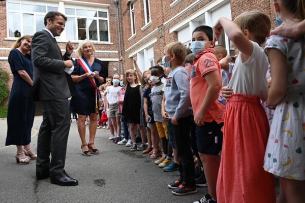 Cet enfant pose à Macron la question que tout le monde a en tête : "Ça va la claque que tu t'es prise ?" Cet enfant pose à Macron la question que tout le monde a en tête : "Ça va la claque que tu t'es prise ?"