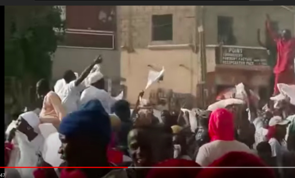 Oumar Guèye chassé à coups de pierres à Keur Ndiaye Lô (VIDÉO)