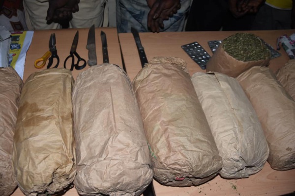 Nouvelle vaste opération de sécurisation de Dakar : Une bande armée neutralisée, 12KG de Yambas saisis, 150 personnes arrêtées Nouvelle vaste opération de sécurisation de Dakar : Une bande armée neutralisée, 12KG de Yambas saisis, 150 personnes arrêtées