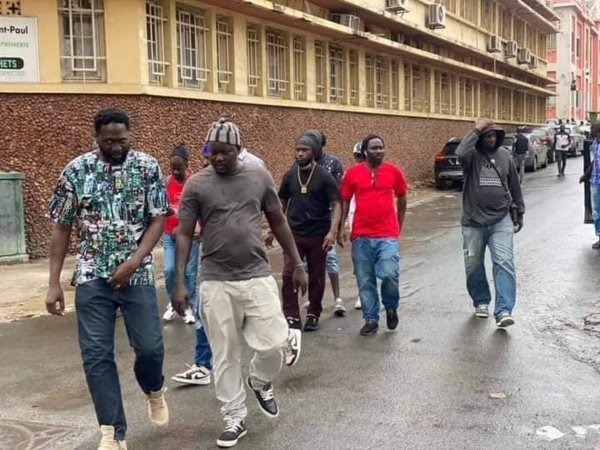 Les images de la libération de Guy Marius Sagna, Kilifeu, Aliou Sané, Simon... Les images de la libération de Guy Marius Sagna, Kilifeu, Aliou Sané, Simon...