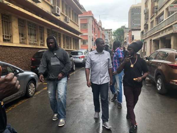 Les images de la libération de Guy Marius Sagna, Kilifeu, Aliou Sané, Simon... Les images de la libération de Guy Marius Sagna, Kilifeu, Aliou Sané, Simon...