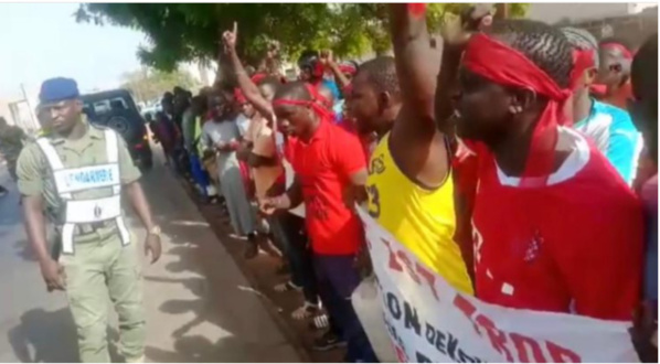 THIES : Marginalisé, l'APR/Authentique compte accueillir Macky Sall avec des brassards rouges THIES : Marginalisé, l'APR/Authentique compte accueillir Macky Sall avec des brassards rouges