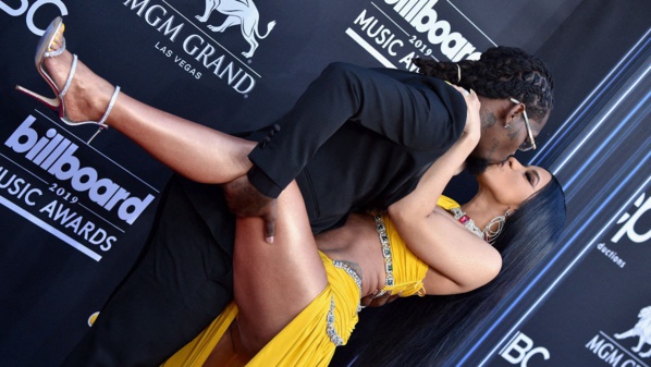 C'est sur la scène des "BET Awards" que Cardi B dévoile sa grossesse