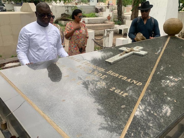 Émouvant recueillement d'Abdoulaye Baldé et d'El Hadji Diouf sur la tombe de Jules François Bocandé 