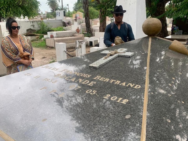 Émouvant recueillement d'Abdoulaye Baldé et d'El Hadji Diouf sur la tombe de Jules François Bocandé 