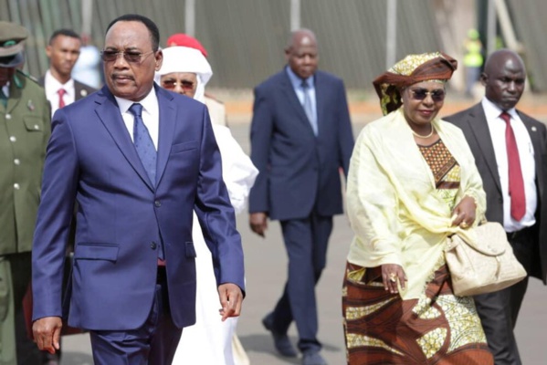 Dernière minute : Mahamadou ISSOUFOU et son épouse quittent Dakar Dernière minute : Mahamadou ISSOUFOU et son épouse quittent Dakar
